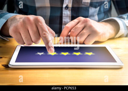 Gute Bewertung. Zufriedene und glückliche Kunden, die große Bewertung mit Tablet-PC auf einer imaginären Kritik Website, Anwendung oder Website. Stockfoto