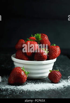 A bowl of fresh English strawberries Stockfoto
