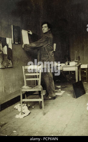 Amedeo Modigliani in seinem Studio, C. 1915. Stockfoto