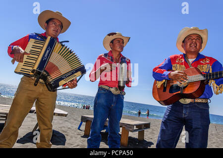 Monterey, Santa Rosa, Guatemala - Februar 1, 2015: Mariachi Musiker für Strandurlauber in Brighton Beach in Santa Rosa. Stockfoto