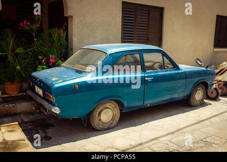 Run down blau Ford Escort MKI im Dorf Tochni, Zypern geparkt Stockfoto