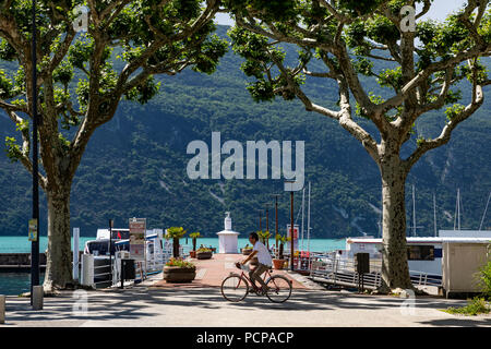 Den von Bäumen gesäumten Boulevard Du Lac im Grand Port in der Nähe von Aix-les-Bains in der Auvergne-Rhone-Alpes im Südosten Frankreichs. Im Osten Stockfoto