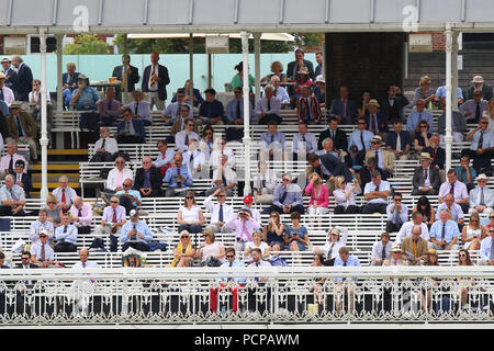 MCC-Mitglieder sehen Sie auf Vom Pavillon während der Middlesex vs Essex Adler, Royal London eintägiger Cup Cricket auf dem Lord's Cricket Ground am 31. Juli 2016 Stockfoto