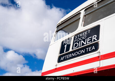 Ein Double Decker Bus umgewandelt in eine Street Food Diner. Stockfoto