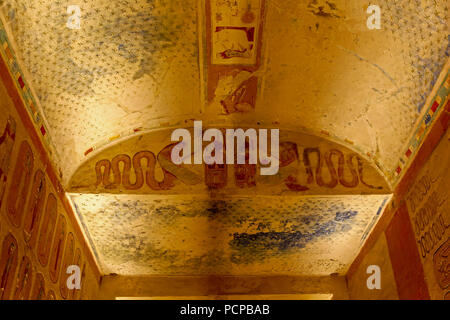 Hieroglyphen im Grab von Ramses IV oder Ramses IV (KV 2) im Tal der Könige, Theben, Luxor, Ägypten, Afrika Stockfoto