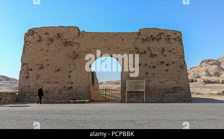 Eine Wache, bewaffnet mit einem Maschinengewehr in der thebanischen Grab, TT34, Grabstätte der Alten Ägyptischen Beamten, Mentuemhat (Montuemhat), Luxor, Ägypten, Afrika Stockfoto