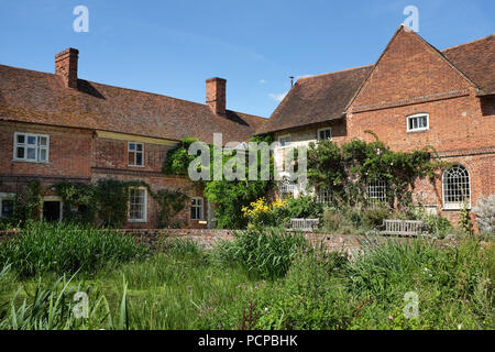 Flatford Mill, einem denkmalgeschützten Wassermühle am Fluss Stour an Flatford im East Bergholt, Suffolk, England aufgeführt. Stockfoto