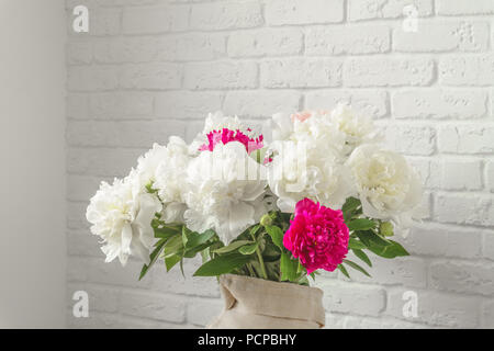 Üppig duftende Pfingstrosen Blumenstrauß Stockfoto