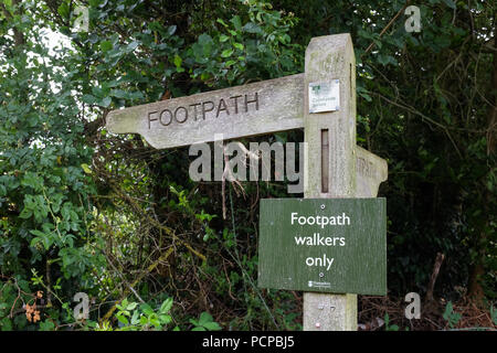 Ein Zeichen für einen Fußweg in England. Stockfoto