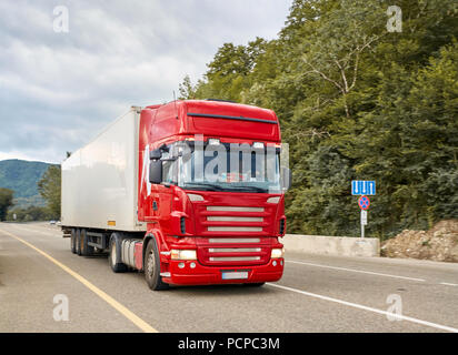 Big Truck fahren auf der Autobahn Stockfoto