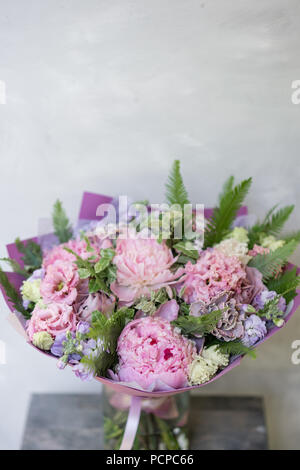 Arbeit Florist. Schöner Frühling Bouquet. Anordnung mit mix Blumen. Das Konzept der ein Blumengeschäft, ein kleiner Familienbetrieb. Pastellfarben. Stockfoto