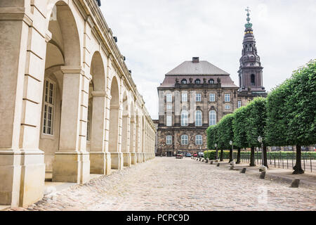 Schloss Christiansborg in Kopenhagen, Dänemark. Es ist ein Palast und Regierung Gebäude auf der Insel Slotsholmen. Galerie von Bögen und Säulen. Stockfoto