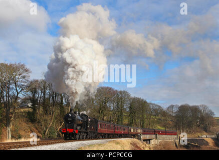 43924 Köpfe weg von oakworth an Mytholmes während des KWVR Dampf Gala am 28.2.16. Stockfoto