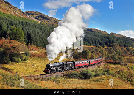 44871 Köpfe weg von glenfinnan am 1.10.16 mit der jacobite Service nach Mallaig. Stockfoto