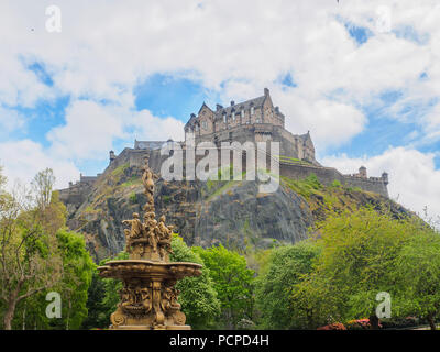 Das Edinburgh Castle und Ross Brunnen in Schottland, UK von der Princes Street Gardens auf einem hellen, sonnigen Tag gesehen. Stockfoto