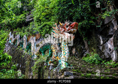 Eingang zum Treppenhaus wird von der Naga oder Drache im Mua Höhle geschützt. Stockfoto