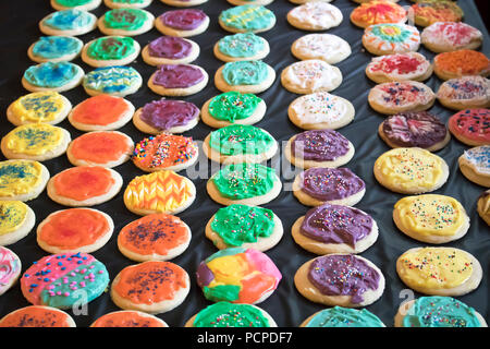 Reihen von Bunten dekoriert Cookies Stockfoto