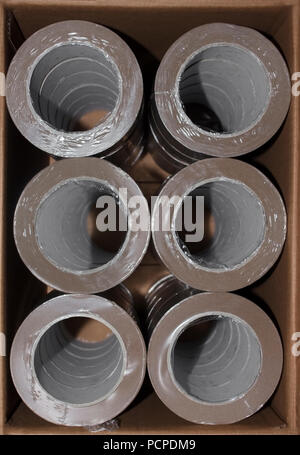 Stapel von Verpackungsband in einem Karton Stockfoto