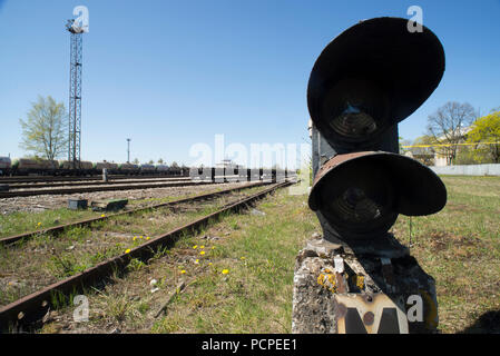 Bahnübergang in ehemaliger Bahnhof arbeitet bei Telliskivi - Tallinn. Die Telliskivi Creative City ist ein eingedeichten Gebiet aus der ursprünglichen Bahn arbeitet, ne Stockfoto