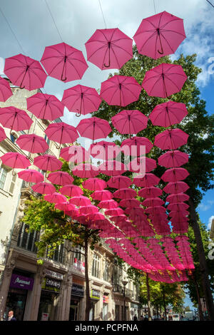 Saumur, Frankreich - 6. Oktober 2017: rosa Regenschirm kunst Installation auf einem schönen, sonnigen Herbstnachmittag in Angers, Maine-et-Loire, Frankreich Stockfoto