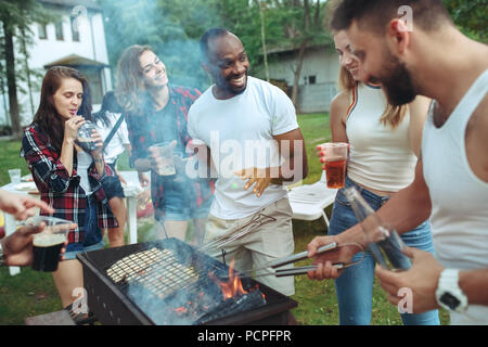 Eine Gruppe von Freunden, Grill im Hof. Konzept über gute und positive Stimmung mit Freunden Stockfoto