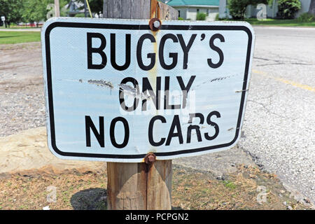 „Buggy's Only No Cars“-Schild aus Metall im Erdgeschoss auf einem Parkplatz für Pferdekutschen im Mesopotamia Township Amish Community Commons in OH. Stockfoto