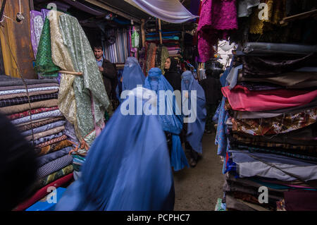 Kabul, Afghanistan, März 2005: Frau mit Tuch in Kabul Marktstand Stockfoto