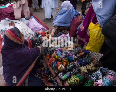 Kabul, Afghanistan, März 2005: Frau an Armbänder in Kabul markt Abschaltdruck Stockfoto