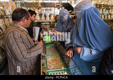 Kabul, Afghanistan, März 2005: Frau auf der Suche nach Schmuck in Kabul Juweliere Stockfoto