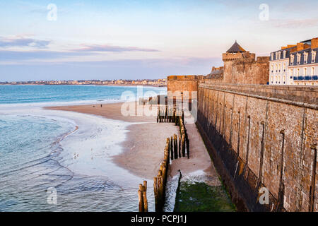 Die Wälle, Meer und Strand von Saint Malo, Bretagne, Frankreich. Stockfoto