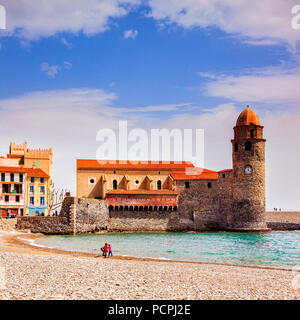 Der Strand und die Kirche von Notre Dame des Anges in Collioure, Languedoc-Roussillon, Pyrenees-Orientales, Frankreich. Stockfoto