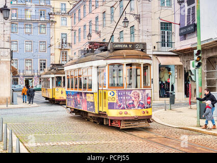 1. März 2018: Lissabon, Portugal - Touristen bevorzugten Straßenbahn 28 in Figueira Platz, Mutter sie aufmerksam auf das Kind. Stockfoto