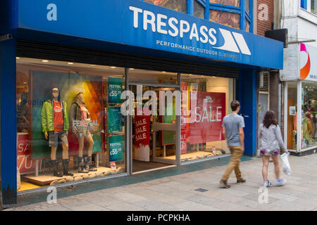 Trespass Verkauf von performance Outdoor Bekleidung; Sommer Vertriebs- und Werbemaßnahmen in Fishergate, Preston, Großbritannien Stockfoto