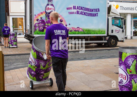 Ribena-Fahrzeuge mit „schnappen Sie sich die schwarze Johannisbeere“, über große Ribena-Dosen und Promotionsteams, bei denen die Leute kostenlose Proben ausgeben. Sommerverkäufe und ;ow Zuckerangebote in Fishergate, Preston, Großbritannien Stockfoto