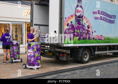 Schnappen Sie sich die Ribena-Fahrzeuge der schwarzen Kurantheit über große schwarze Ribena-Dose und Promotionsteams, wobei die Leute kostenlose Proben ausgeben. Sommerverkäufe und Aktionen in Fishergate, Preston, Großbritannien Stockfoto