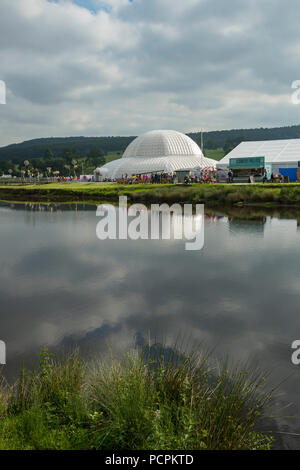 RHS Chatsworth Flower Show showground (Menschen besuchen, Marquee, grosser Wintergarten Dome & bewölkten Himmel in Fluss), Derbyshire, England, UK. Stockfoto