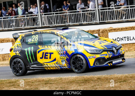 2015 Renault Clio Cup Teilnehmer mit Fahrer Nicolas Hamilton am Goodwood Festival 2018 von Geschwindigkeit, Sussex, UK. Stockfoto