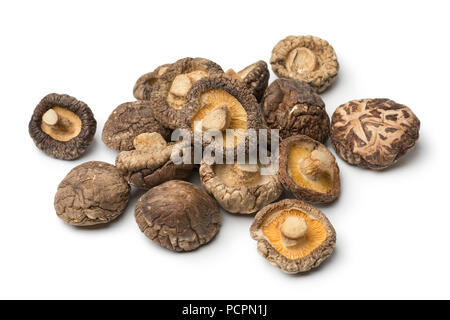 Haufen getrocknete Shiitake Pilze auf weißem Hintergrund Stockfoto