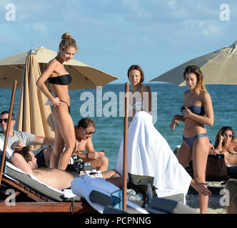 MIAMI BEACH, FL - Dezember 01: Sahara, 22, sizzled, wie sie in einem schwarzen Bandeau Bikini am 1. Dezember in Miami Beach, Florida, 2015. Personen: Sahara Ray Stockfoto