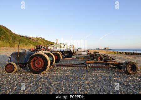 Traktoren und Anhänger für Cromer crab Boote, Cromer, Norfolk, Großbritannien Stockfoto