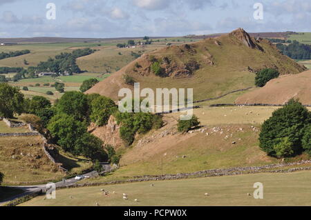 Schlemmer Dale, mit Parkhaus Hügel im Hintergrund, von Earl Sterndale, obere Taube Tal, Derbyshire Dales, UK gesehen Stockfoto