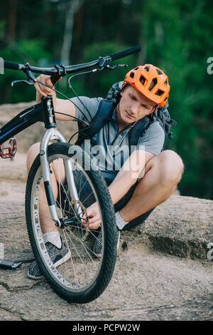 Hübscher junger Trial Biker anhängen Rad Fahrrad im Freien Stockfoto