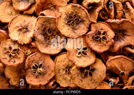 Hausgemachte sonnengetrockneten Bio Apfelscheiben (crispy Apple Chips) Hintergrund. Ansicht von oben. Close-up Stockfoto