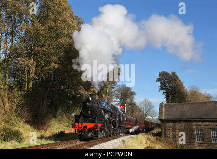 44871 fährt von oakworth mit dem 12.30 Keighley zu Oxenhope auf der KWVR. Stockfoto