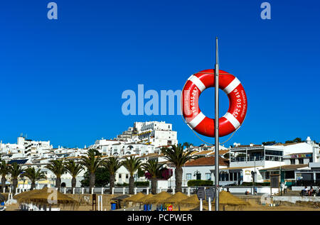 Rescue Buoy am Strand, Praia da Luz, Luz, Algarve, Portugal Stockfoto