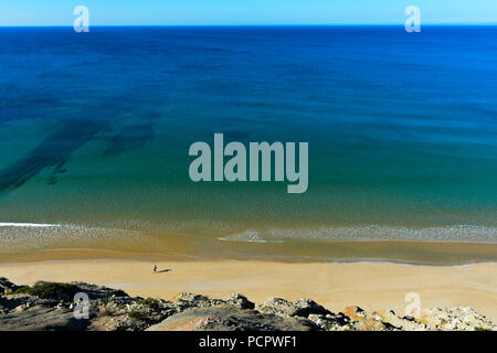 Lonely Beach runner auf dem Sandstrand von Praia Da Luz, Luz, Algarve, Portugal läuft Stockfoto