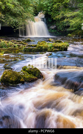 Kessel fällt bei dem hübschen Dorf West Burton in den Yorkshire Dales Stockfoto