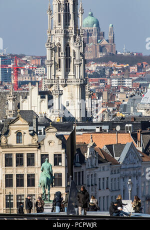 Blick von der kunst Berg, Monte des Arts, in die Innenstadt von Brüssel, Turm der historischen Rathaus, im Hintergrund die Kirche von der Natio Stockfoto