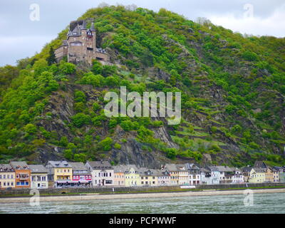 St. Goar Stadt und Burg Katz, Deutschland (Banner Übersetzung: Altstadt & Katz Schloss) Stockfoto