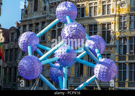 Skulptur, Replik des Atomiums, während eine chinesische Kunst Festival, auf dem Grand Place, dem historischen Zentrum von Brüssel. Stockfoto